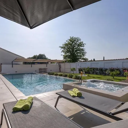 Pool Apartment *