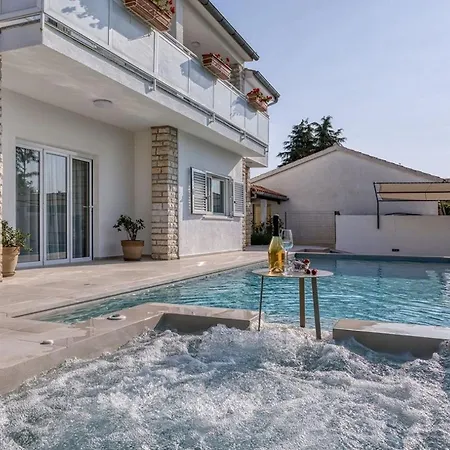 Pool Apartment *